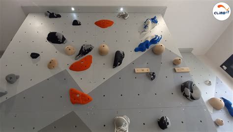 Gumball grimpant le mur d'escalade nu de la taille aux pieds
