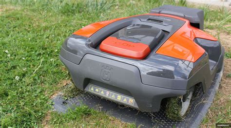 Robot tondeuse Husqvarna Automower en action dans un jardin