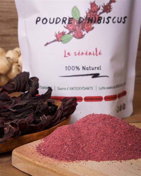 Poudre d'hibiscus rouge vif dans un bol