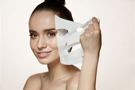 Visage d'une femme avec un masque facial naturel