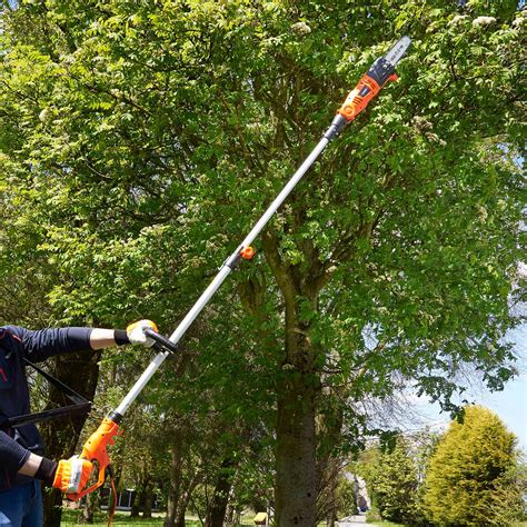 Schéma expliquant la position correcte pour l'utilisation d'une perche élagueuse