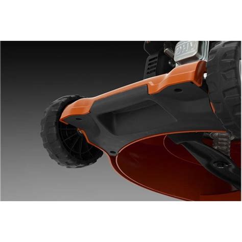 Tondeuse Husqvarna LC 247 S en action