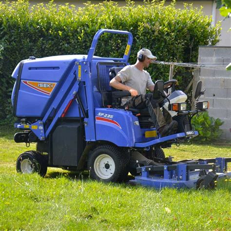 Vue d'ensemble de différents équipements ISEKI : tracteur, tondeuse, motobineuse