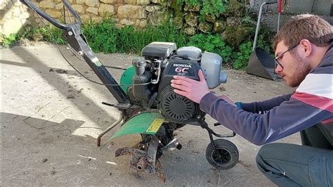 Motobineuse en cours de réparation