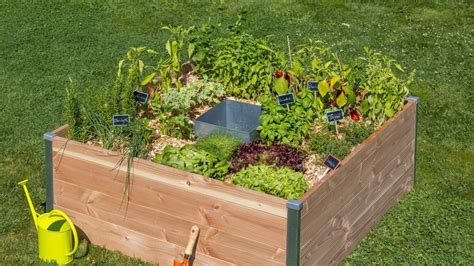 Carré potager sur pied avec un petit composteur intégré