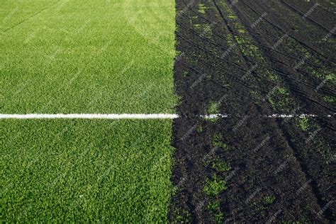 Granulés de caoutchouc sur un terrain synthétique