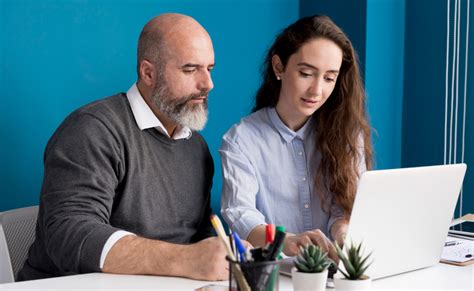 Tuteur et étudiant en discussion lors d'une visite en entreprise