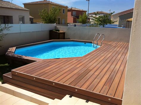 Piscine avec terrasse en bois composite