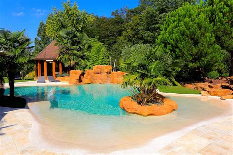 Piscine creusée avec plage en pierre naturelle