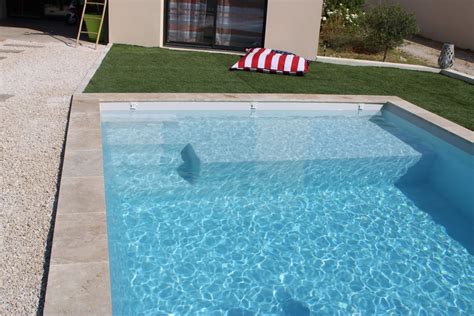 Plage de piscine spacieuse avec mobilier