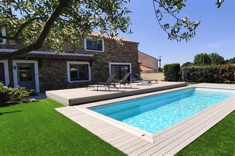 Terrasse mobile couvrant une piscine