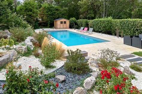 Jardin luxuriant autour d'une piscine