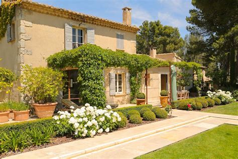 Photo d'une maison de campagne typique avec jardin fleuri