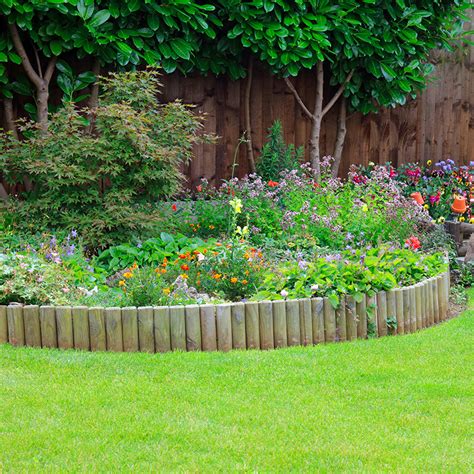 Exemple d'allée de jardin sinueuse avec des bordures végétales