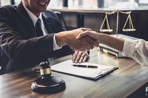 Image d'un avocat discutant avec un client