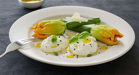 Fleurs de courgettes fraîches et colorées
