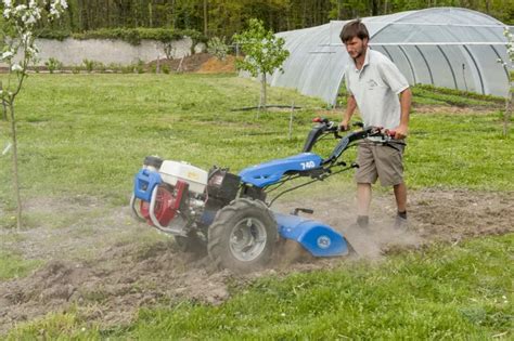 Motoculteur labourant un grand terrain