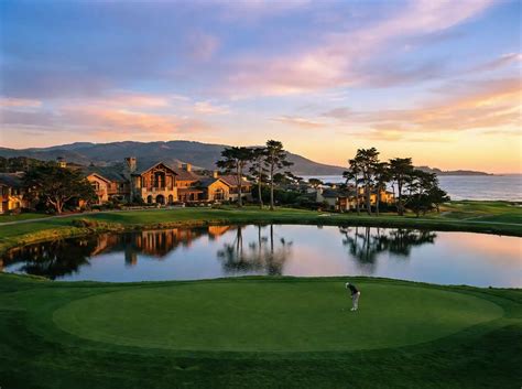 Terrain de golf verdoyant avec des greens impeccables
