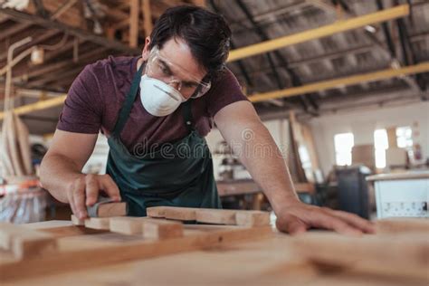 Artisan travaillant dans son atelier