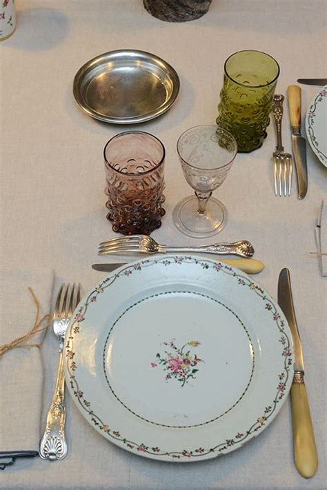 Table dressée avec des tulipes Angelique et vaisselle ancienne