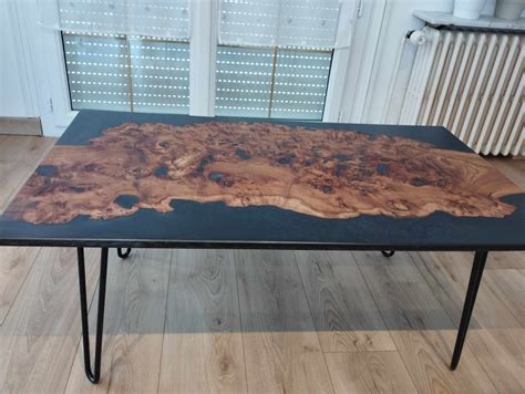 Collection de créations artisanales en bois et résine (bijoux, plateaux, art mural)
