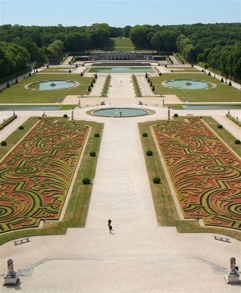 Jardin à la française avec allées droites et bordures taillées