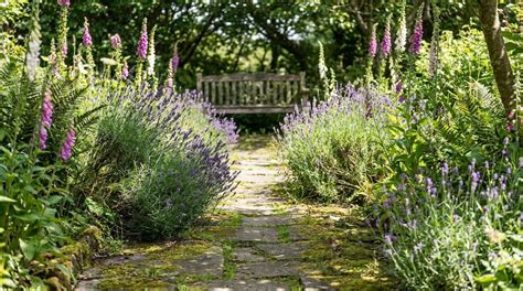 Jardin anglais avec allée sinueuse et mixed-border