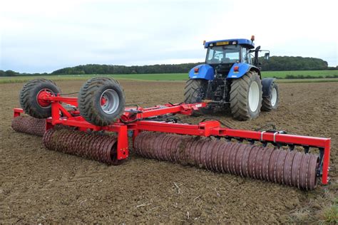 Photo de rouleaux de Cambridge en action sur un terrain agricole