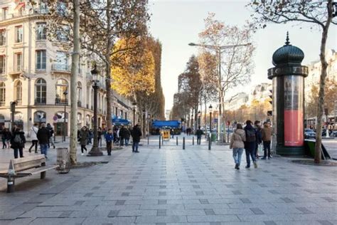 Vue d'une rue commerçante typique du 12e arrondissement de Paris, illustrant la densité des boutiques et des services de proximité