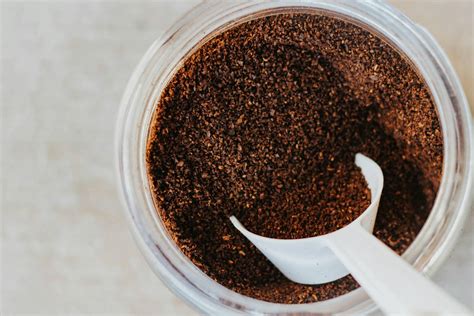 Marc de café dans une cuillère