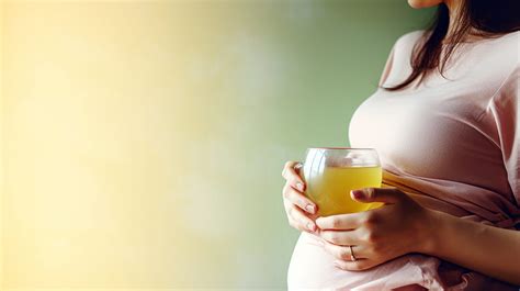 Femme enceinte buvant une tisane relaxante
