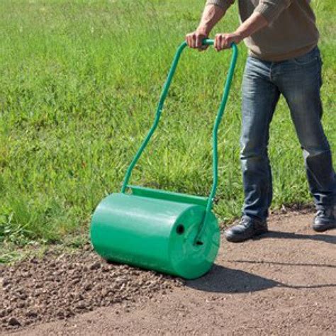 Un rouleau à gazon en acier sur une pelouse bien entretenue