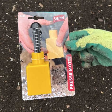 Presse-mottes en action, créant des mottes de terre compacte pour le semis