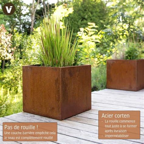 bac à fleurs en acier moderne installé sur une terrasse contemporaine