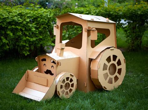 enfants jouant avec un tracteur en carton