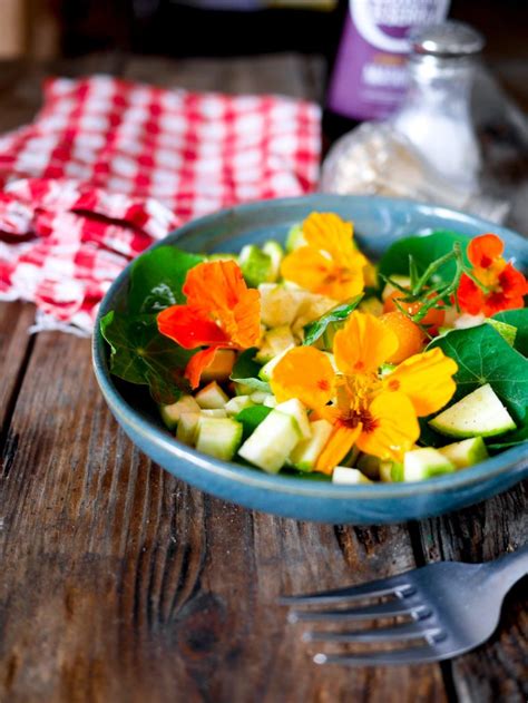 Assiette de salade décorée de fleurs de capucine