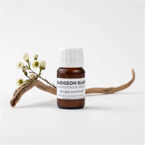 Vieux bâtiment agricole avec badigeon blanc