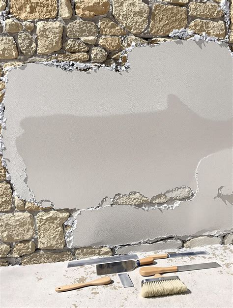 Application d'enduit à la chaux sur un mur