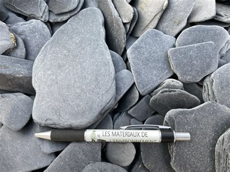 Gros plan sur la texture de la paillette d'ardoise et de la pouzzolane