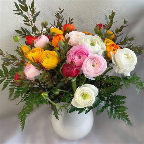 Bouquet de renoncules et lys printaniers