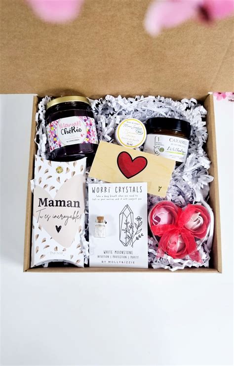 Box cadeau pour la Fête des Mères avec fleurs et accessoires