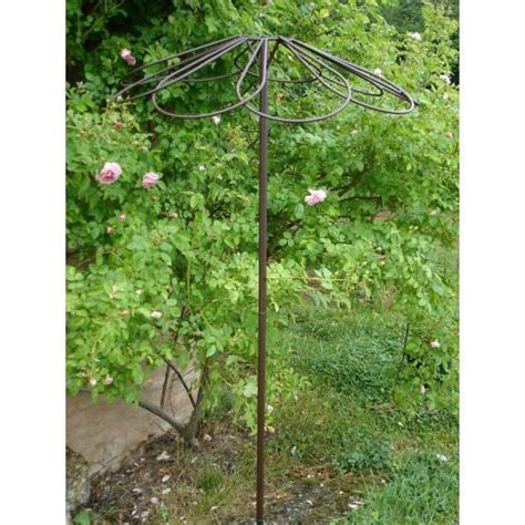 Tuteur parapluie en situation dans un grand jardin fleuri