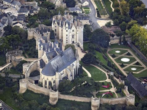 Vue aérienne de Montreuil-Bellay avec ses remparts et le Thouet