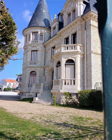 Détails architecturaux d'un manoir Renaissance à Neuillé-le-Lierre