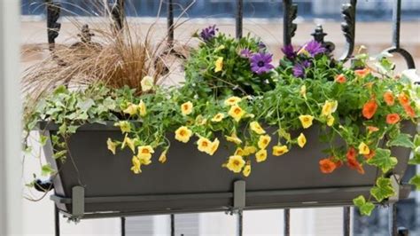 Exemples de fixation de jardinières sur balcons et rambardes