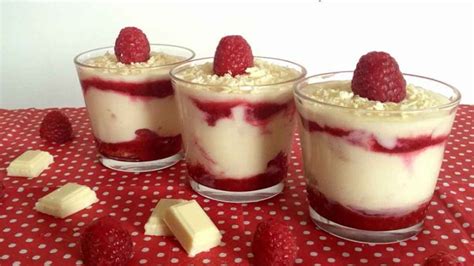Mousse au chocolat blanc et framboises en verrines