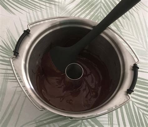 Préparation du chocolat blanc fondu au bain-marie