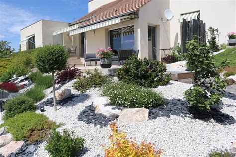 Vue d'ensemble d'une jardinière en pavés intégrée dans un aménagement paysager moderne