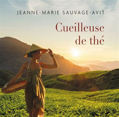 Une cueilleuse de thé à la main dans un champ de thé