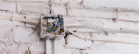 Vue des gaines électriques entrant dans une boîte de dérivation